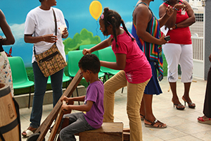 Les enfants et leurs parents au cours de cette matinée portes ouvertes