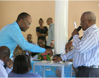 Patrick Cornélie, délégué communautaire déposant son bulletin de vote dans l’urne et au micro le Maire d’Anse-Bertrand, Alfred Dona-Erie Photo : D.M France-Antilles (Guadeloupe)