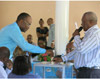 Patrick Cornélie, délégué communautaire déposant son bulletin de vote dans l’urne et au micro le Maire d’Anse-Bertrand, Alfred Dona-Erie Photo : D.M France-Antilles (Guadeloupe)