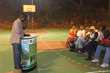 Emile Foucan pendant son allocution devant l’assistance.