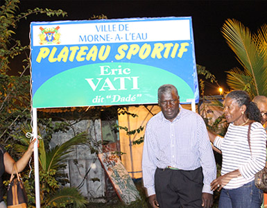 Eric Vati posant devant le panneau inaugural 