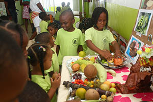 Les enfants identifiant les produits locaux