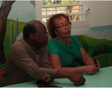 Discussion animée entre Gabrielle Louis Carabin et Jean-Claude Lombion avant le Déjeuner pris ce mardi au Restaurant des Personnels à la Cuisine Centrale de Morne-à-l’Eau.