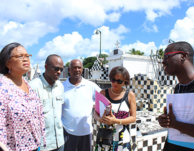 la Préfète de Région au cimetière de Morne –A-L’Eau