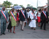 Le défilé des Officiels dans les rues de Vieux-Bourg