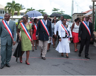 Le défilé des Officiels dans les rues de Vieux-Bourg