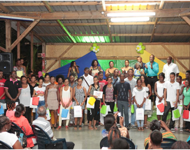 Photo de famille des bacheliers en compagnie de certains des élus municipaux présents