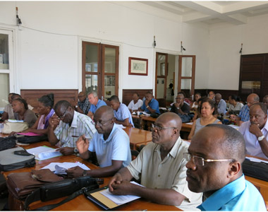 Les élus communautaires au cours du débat portant sur les Grandes Orientations budgétaires 2014 de la CANGT