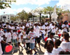 Les nombreux participants rassemblés sur la Place Gerty Archimède