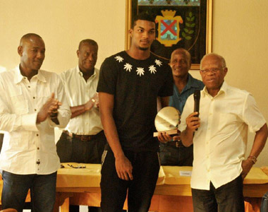 Le champion sportif, Dylan GARAIN avec son Trophée de « Citoyen d’Honneur de la Ville de Morne-à-L'Eau