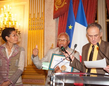 Le Maire Jean-Claude Lombion entre la Ministre des Outre-mer, George Pau-Langevin et le présentateur de la cérémonie.