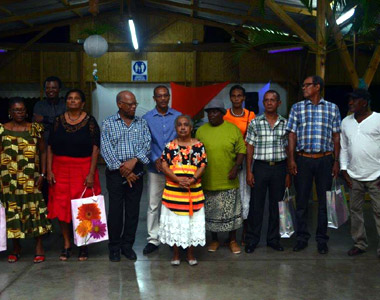 Les agents retraités 2014 de la Mairie autour du Maire, Jean-Claude LOMBION à l’Espace O Bo Ravin’la à Lasserre Morne-à-l’Eau