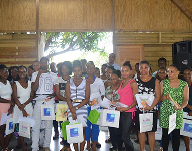 Des bacheliers posent pour la photo de famille