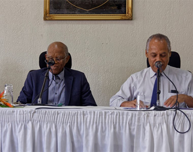 Le Maire, Jean-Claude LOMBION et Victorin LUREL devant  le Conseil Municipal réuni  en séance exceptionnelle.