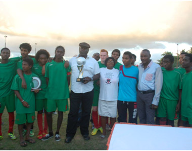 Le Club Sport de Saint-François, vainqueur du Tournoi entouré des deux parents de Cédric NANETTE ainsi que de l’Adjoint au Maire délégué aux Affaires Sportives, Guetty LABUTHIE