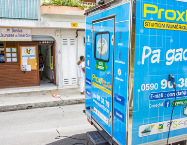 Le bus du COREDAF devant le Service Jeunesse et Insertion de la Ville de MORNE-A-L’EAU