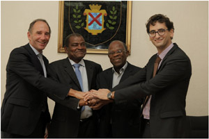 De gauche à droite : Paul CARITE, Directeur Général du Crédit Agricole, Christian FLEREAU, Président du Crédit Agricole, Jean-Claude LOMBION, Président du Centre Communal d’Action Sociale de Morne-à-l’Eau et Antoine ROUSSEAU, Directeur Territorial de la Caisse des Dépôts et Consignation